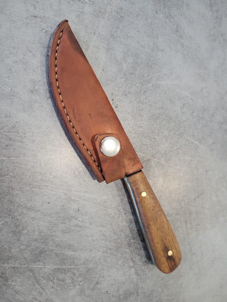 C12 - Couteau Acier Homogène - Manche en acacia avec intercalaires vertes - Fourreau en cuir marron