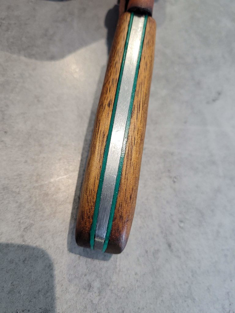 C12 - Couteau Acier Homogène - Manche en acacia avec intercalaires vertes - Fourreau en cuir marron