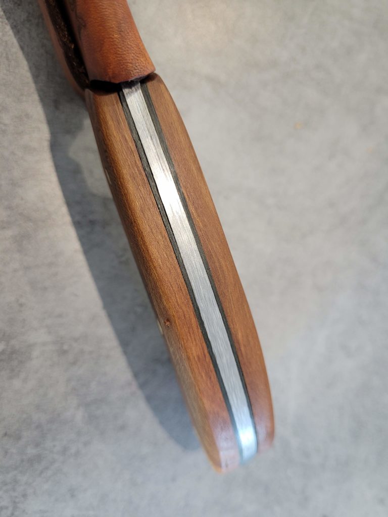 C13 - Couteau Acier Homogène - Manche en merisier avec intercalaires grises - Fourreau en cuir marron